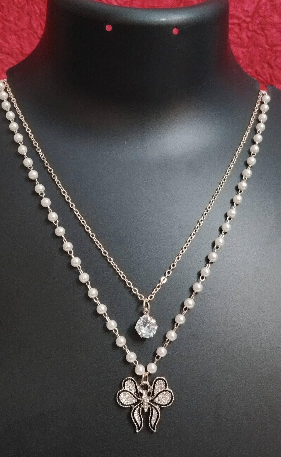Elegant double-layered necklace with pearls and flower pendant