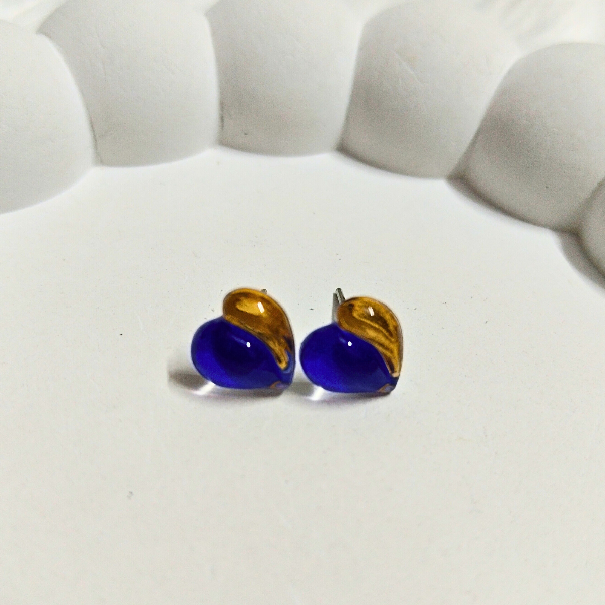 Two-tone heart stud earrings in Violet and gold resin, available in vibrant colors