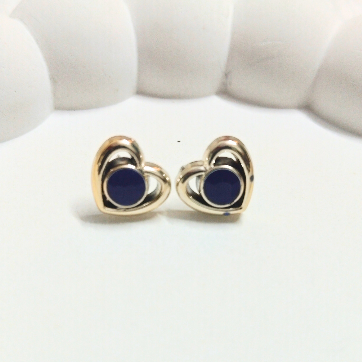 Adorable heart shape earrings with stone in the middle