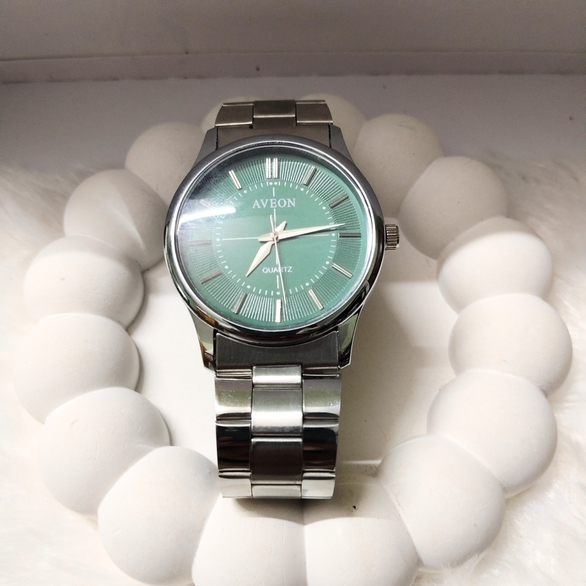 AVEON men's wrist watch with green dial and silver metal strap – classic analog design