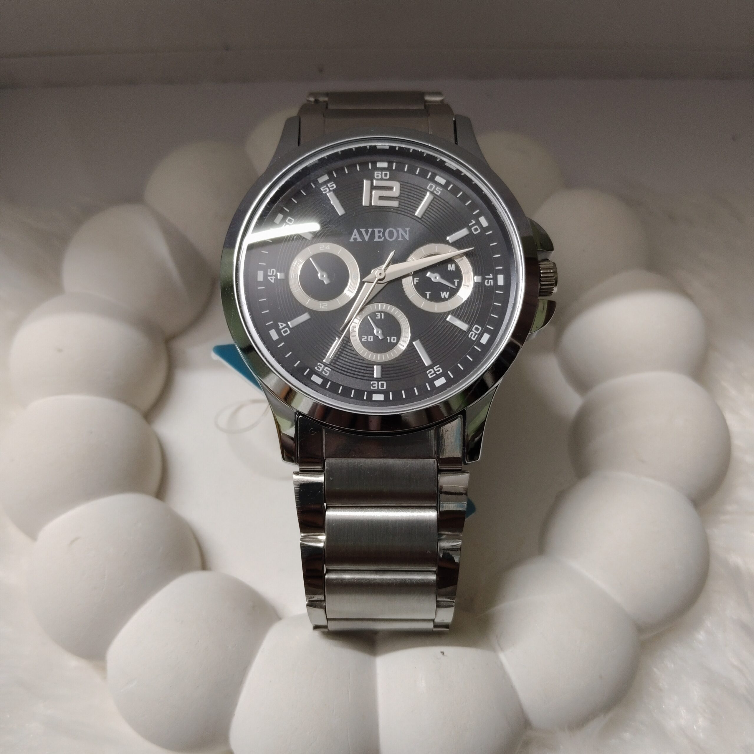 Front view of AVEON men’s stainless steel wristwatch with black dial and silver strap.